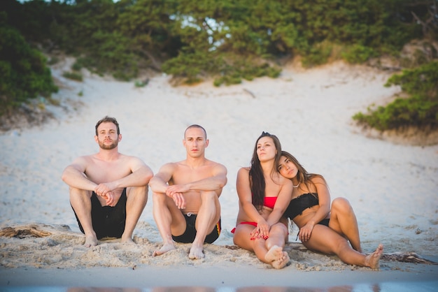 grupo de jovens amigos multiétnicas praia verão