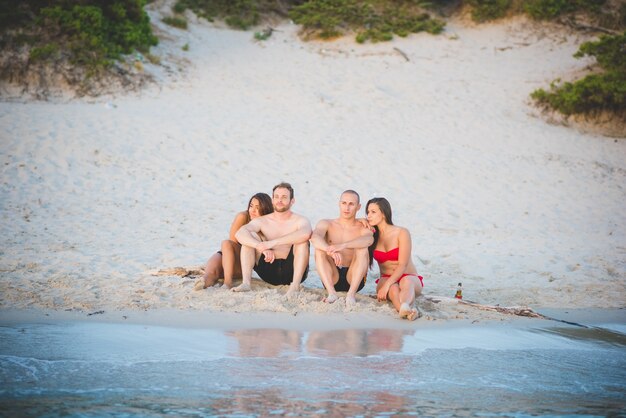 grupo de jovens amigos multiétnicas praia verão