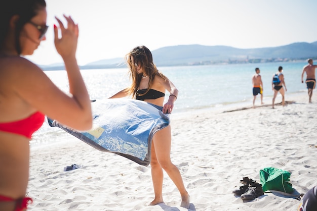 grupo de jovens amigos multiétnicas praia verão