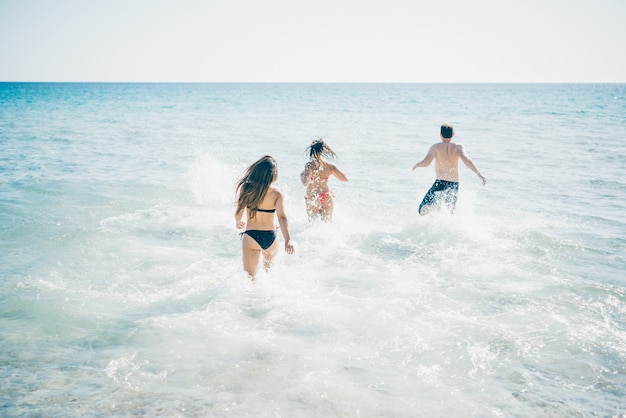 grupo de jovens amigos multiétnicas praia verão