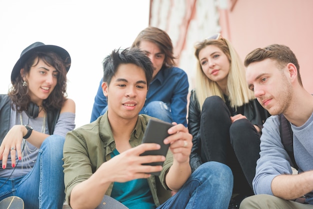 Grupo de jovens amigos multiétnicas se divertindo