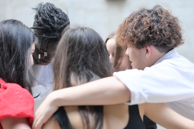 Grupo de jovens amigos multiétnicos se divertindo e rindo ao ar livre em um belo dia de verão