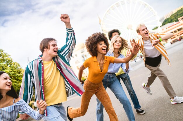 Grupo de jovens amigos multiétnicos se divertindo juntos