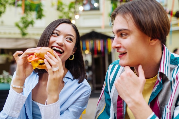 Foto grupo de jovens amigos multiétnicos se divertindo juntos