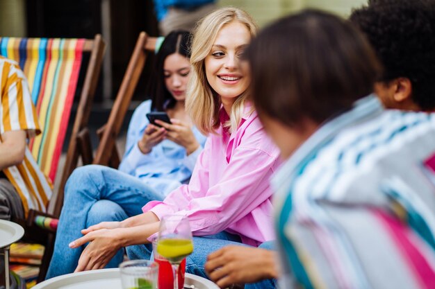 Grupo de jovens amigos multiétnicos se divertindo juntos