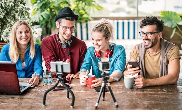 Grupo de jovens amigos que compartilha informações na plataforma de streaming com webcam