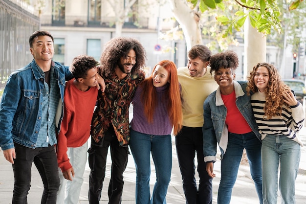 Grupo de jovens ao ar livre juntos celebrando seus sucessos e amizade ao ar livre