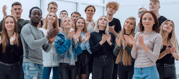 Grupo de jovens aplaudindo foto com espaço de cópia