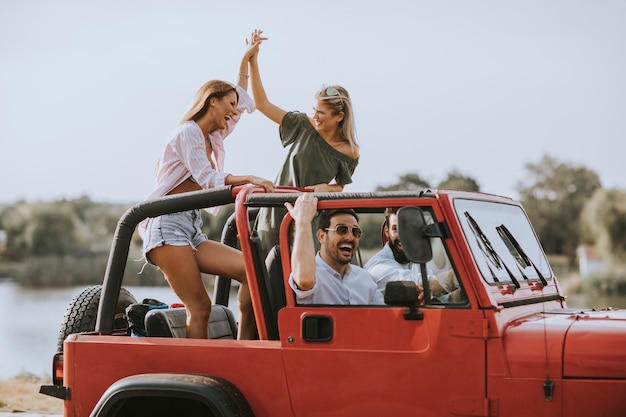 Grupo de jovens, aproveitando a viagem