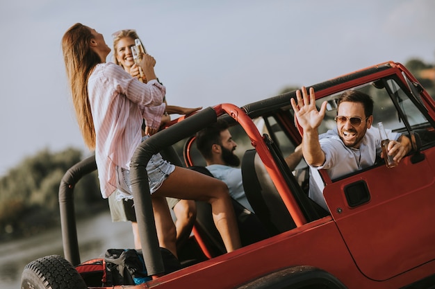 Foto grupo de jovens, aproveitando a viagem