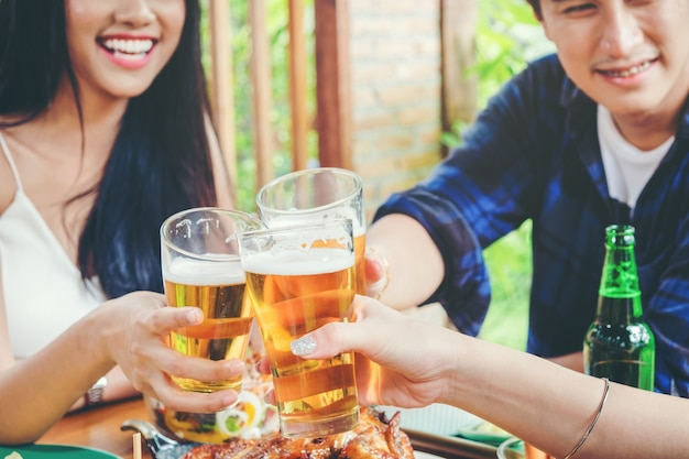 Grupo de jovens asiáticos comemorando festivais de cerveja