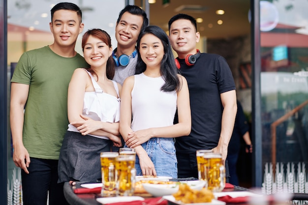 Grupo de jovens asiáticos em um café