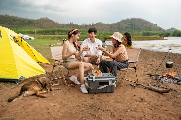 Grupo de jovens asiáticos gosta de acampar em acampamento natural