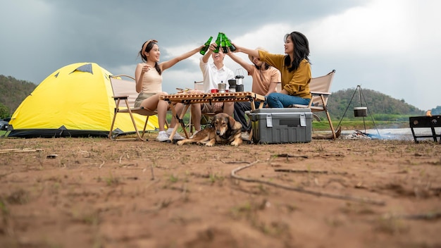 Grupo de jovens asiáticos gosta de acampar em acampamento natural