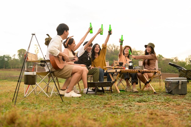 Grupo de jovens asiáticos gosta de acampar em acampamento natural