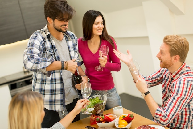 Grupo de jovens bebendo vinho no quarto