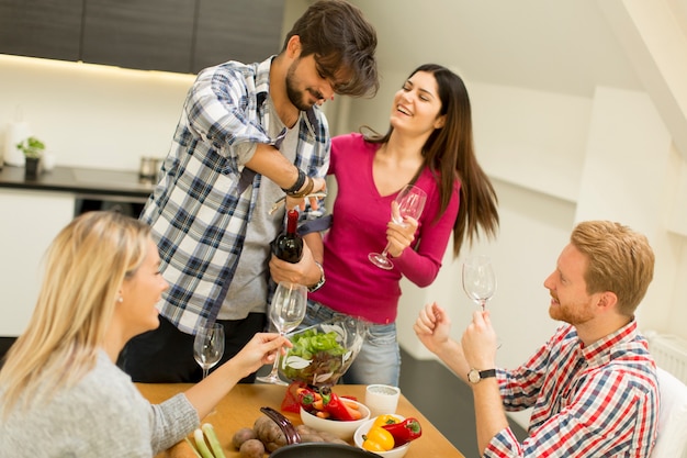 Grupo de jovens bebendo vinho no quarto