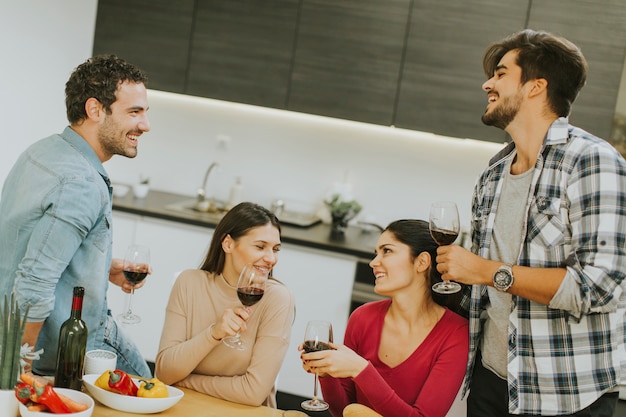 Grupo de jovens bebendo vinho no quarto