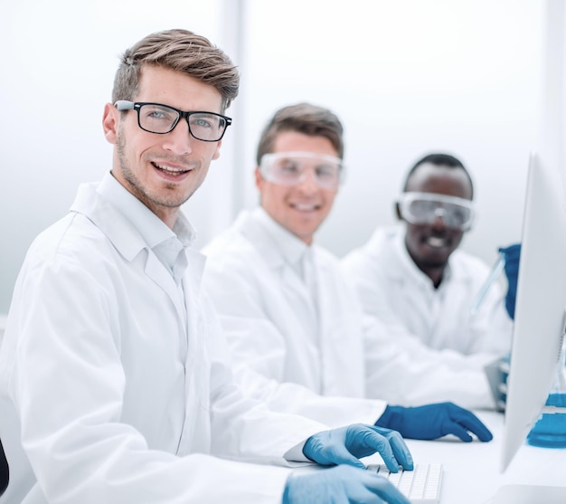 Grupo de jovens cientistas no laboratório