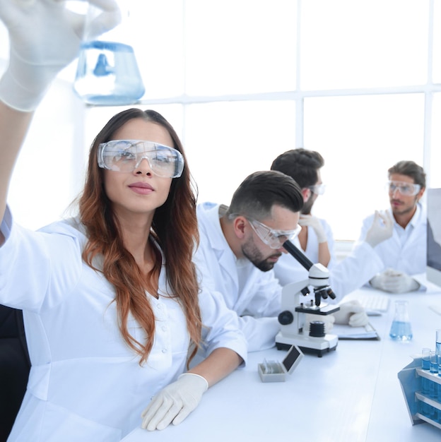 Grupo de jovens cientistas trabalhando em laboratórios modernos