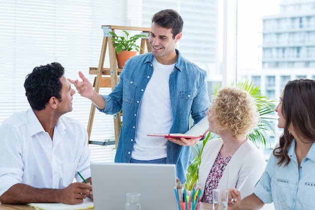 Grupo de jovens colegas em uma reunião