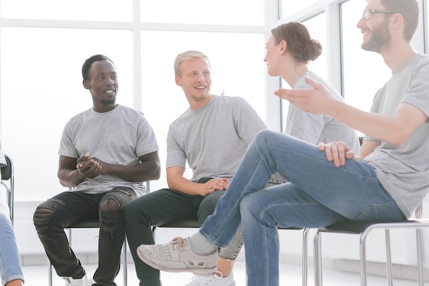 Grupo de jovens com ideias semelhantes discutindo suas ideias