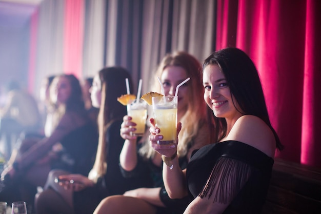 Grupo de jovens dançando curtindo a noite no clube