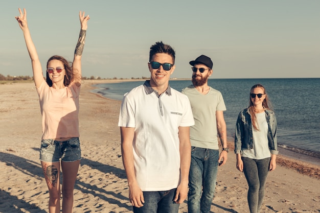 Grupo de jovens desfrutar de festa de verão na praia