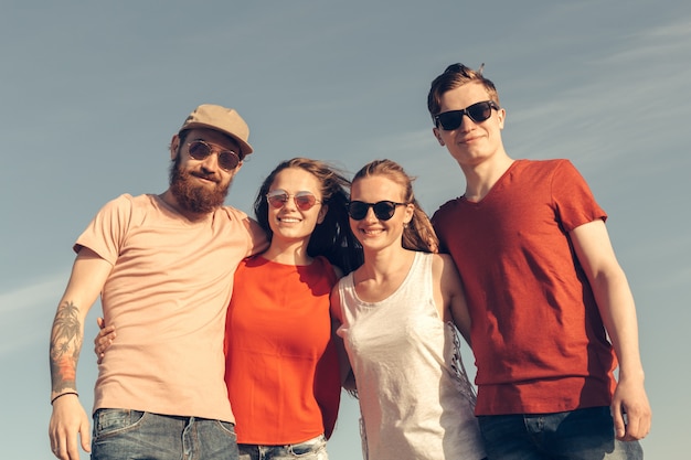 Grupo de jovens desfrutar de festa de verão na praia