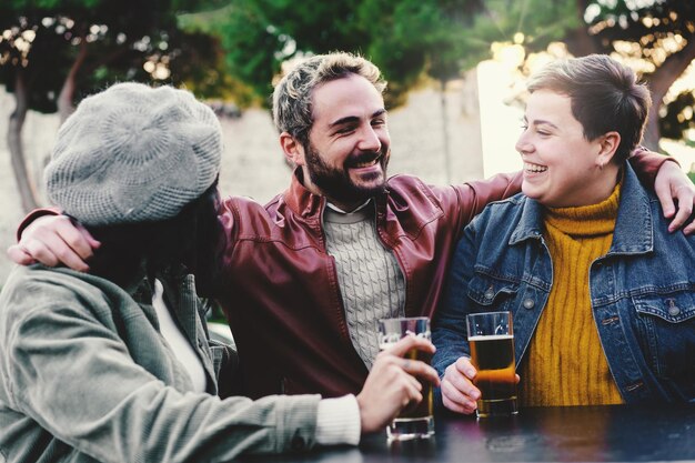 Grupo de jovens despreocupados no café ao ar livre