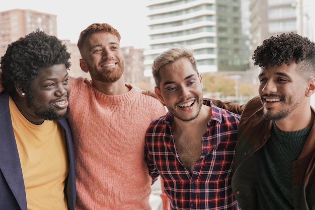 Grupo de jovens diversos homens se divertindo juntos na cidade