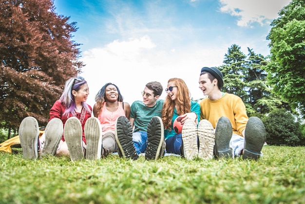 Grupo de jovens em um parque