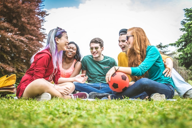 Grupo de jovens em um parque