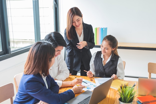 Grupo de jovens empreendedores em reunião