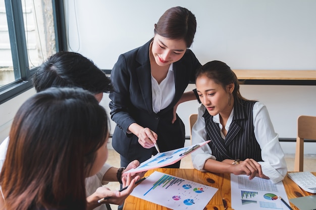 Grupo de jovens empreendedores em reunião