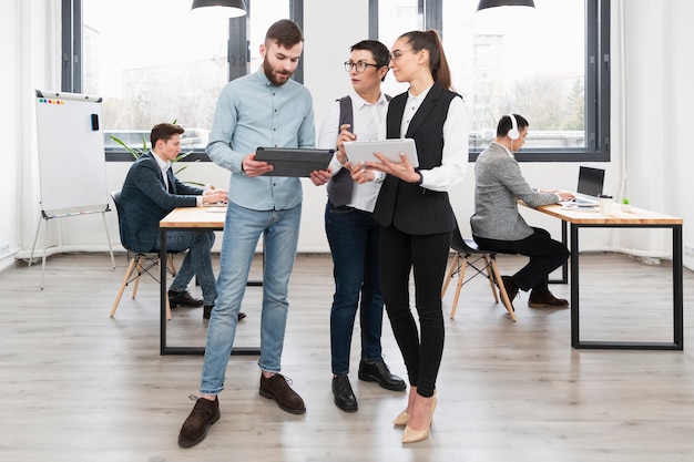 Grupo de jovens empreendedores trabalhando em novo projeto