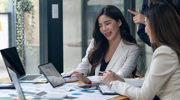 Grupo de jovens empresárias criativas trabalhando juntas no escritório