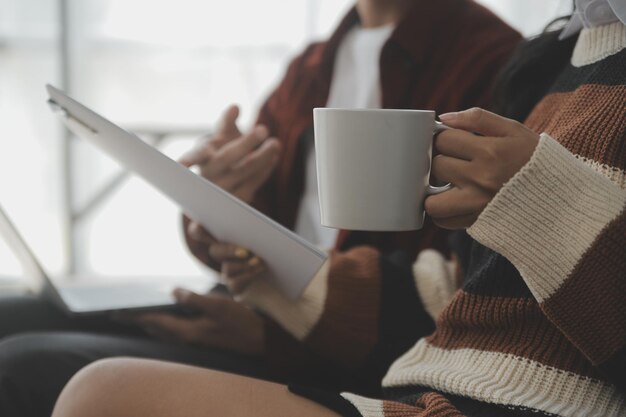 Grupo de jovens empresários asiáticos colegas de trabalho criativos no escritório Feliz por ser um trabalho em equipe de parceria bem-sucedido celebrando o conceito de conquista e sucesso