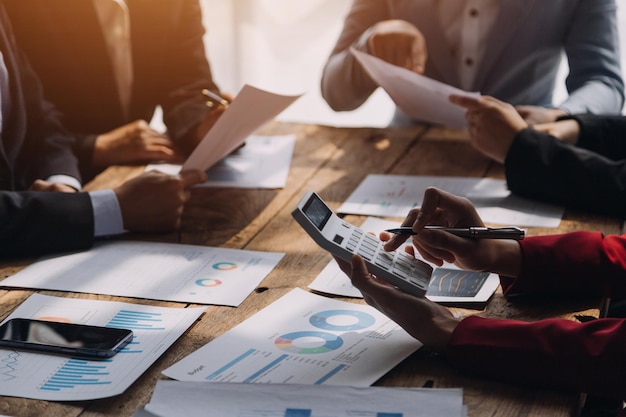 Grupo de jovens empresários asiáticos colegas de trabalho criativos no escritório Feliz por ser um trabalho em equipe de parceria bem-sucedido celebrando o conceito de conquista e sucesso