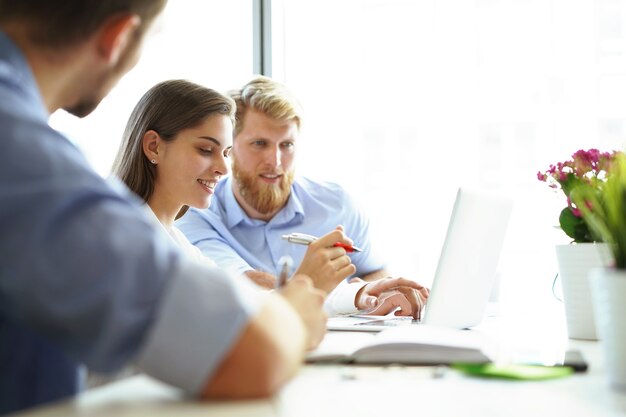 Grupo de jovens empresários e designers. eles estão trabalhando em um novo projeto.