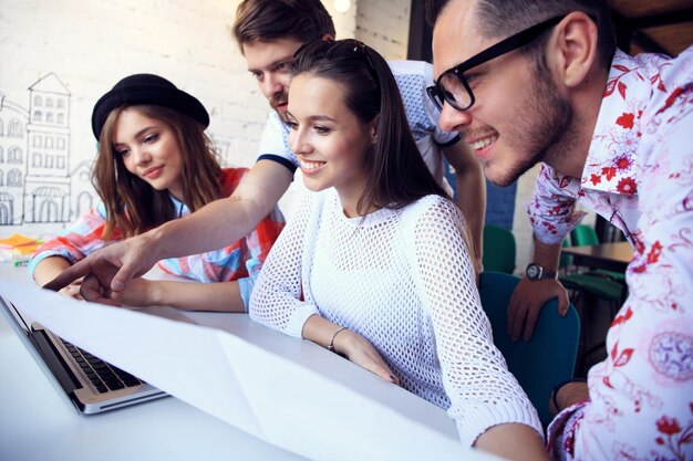 Grupo de jovens empresários Empreendedores iniciantes trabalhando em seu empreendimento no espaço de coworking