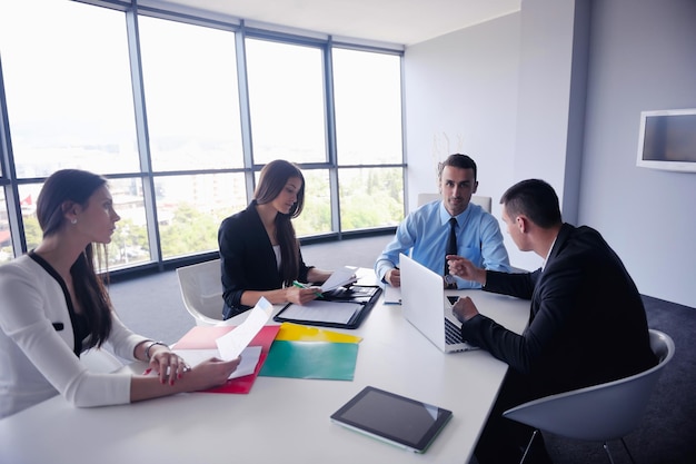 Grupo de jovens empresários felizes em uma reunião no escritório