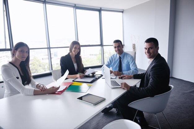 Grupo de jovens empresários felizes em uma reunião no escritório