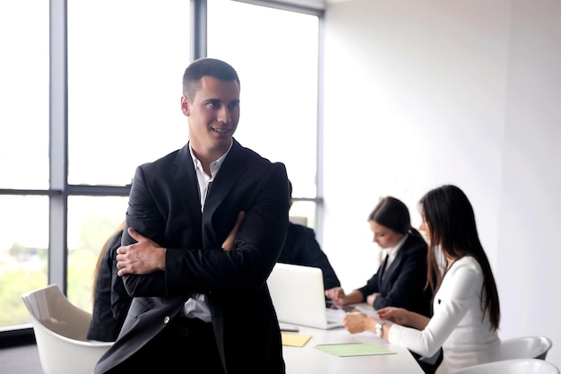 Grupo de jovens empresários felizes em uma reunião no escritório