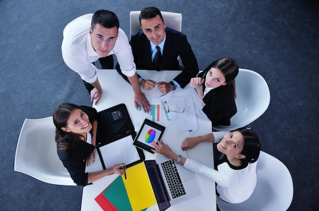 Grupo de jovens empresários felizes em uma reunião no escritório