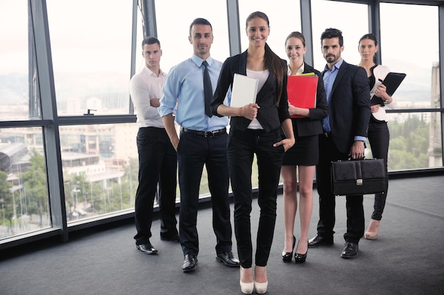 Foto grupo de jovens empresários felizes em uma reunião no escritório