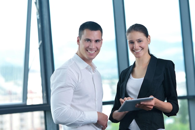 Grupo de jovens empresários felizes em uma reunião no escritório