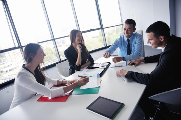 Grupo de jovens empresários felizes em uma reunião no escritório