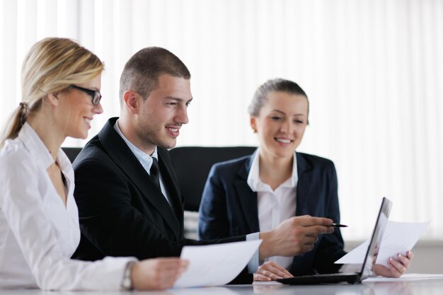 Grupo de jovens empresários felizes em uma reunião no escritório