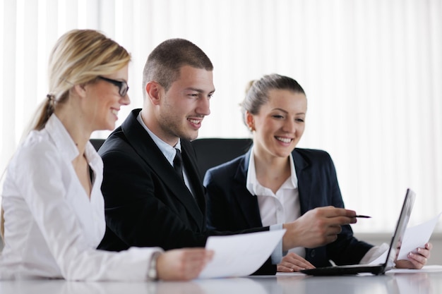 Grupo de jovens empresários felizes em uma reunião no escritório